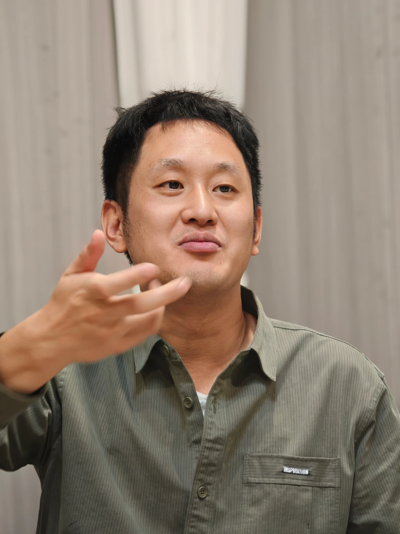 许旭祥在室内交流的生活片刻