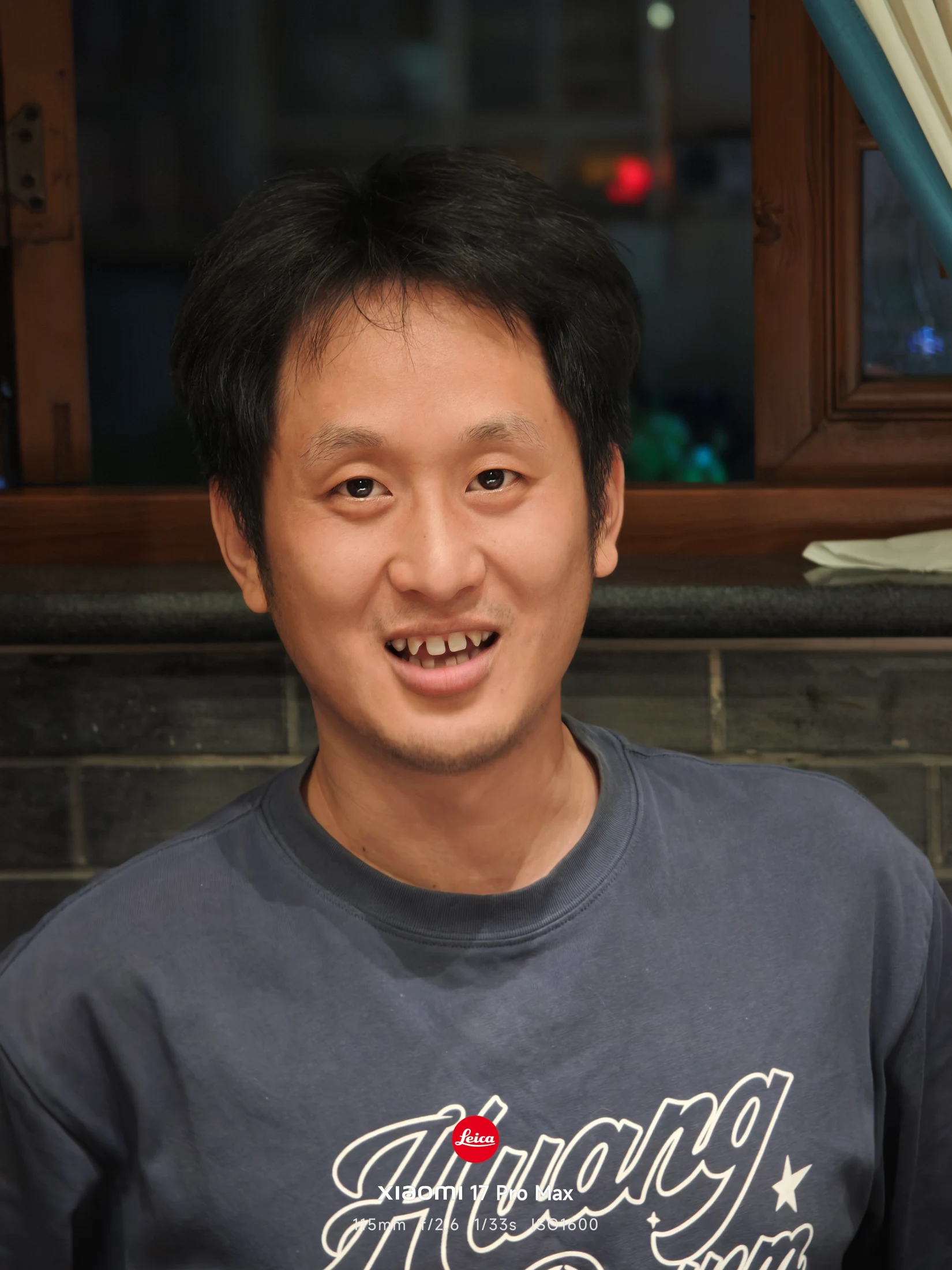 许旭祥在暖色灯光下微笑